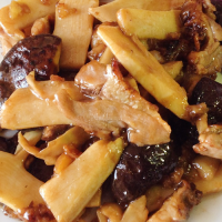 Pato con bambú y setas chinas