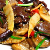 Ternera con bambú y setas chinas