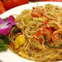 Fideos chinos fritos con pollo