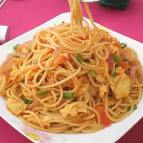 Tallarines fritos con pollo