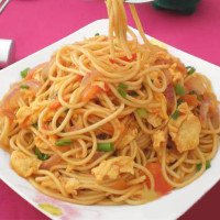 Tallarines fritos con pollo