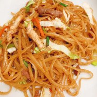 Tallarines fritos con tres delicias