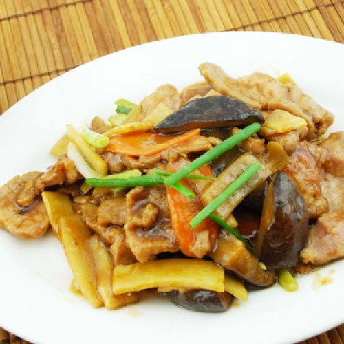 Cerdo con bambú y setas chinas